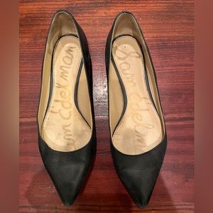 Black flat with spike detail